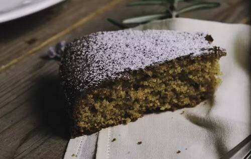 செய்முறை : ஒரு பாத்திரத்தில் மைதா மாவு, பேக்கிங் பவுடர், பேக்கிங் சோடா, உப்பு ஆகியவற்றை சலித்து எடுத்து கொள்ளவும்.