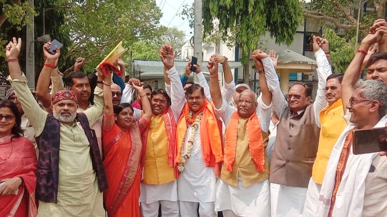 BJP candidate Mithlesh Tiwari and RJD candidate Sudhakar Singh filed nomination from Buxar Lok Sabha seat ANN Buxar Election 2024: बक्सर में बढ़ी सियासी सरगर्मी, नामांकन के बाद बीजीपी और RJD प्रत्याशी के बीच छिड़ी जुबानी जंग