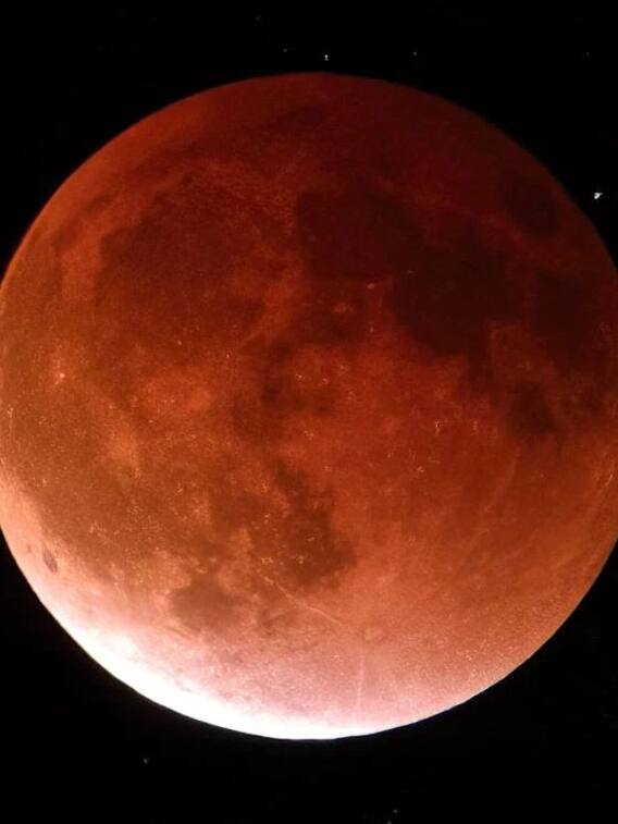 चांद से अब तक कितनी मिट्टी लाई गई है?