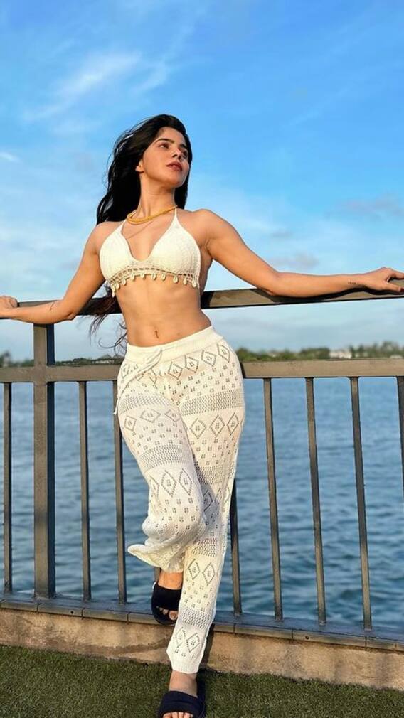 இலங்கையில் விடுமுறையை கொண்டாடும் நடிகை திவ்ய பாரதி!