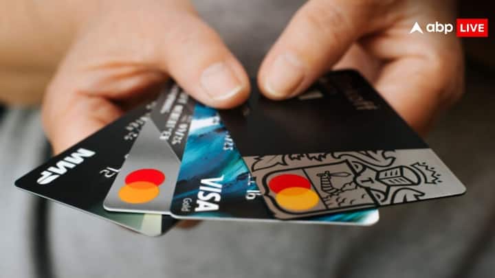 ATM Card Annual Charges: भारत में संचालित सभी बैंकों द्वारा एटीएम की सुविधा उपलब्ध करवाई जाती है. बैंक द्वारा दिया एटीएम कार्ड हमेशा के लिए फ्री नहीं होता. आपको सालाना एटीएम कार्ड फी चुकानी होती है.