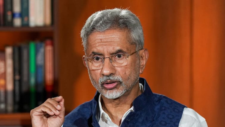 Bangladesh Violence EAM S Jaishankar Says Hindus Shops Temples Vandalized After Students Protest Against Sheikh Hasina Regime बांग्लादेश में मंदिरों, हिंदुओं पर हो रहे हमले... जानें संसद में क्या बोले विदेश मंत्री एस जयशंकर