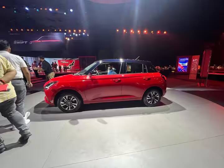 નવી સ્વિફ્ટની કિંમતો અગાઉની સ્વિફ્ટની તુલનામાં વધી છે, પરંતુ આ વખતે વધુ પ્રમાણભૂત સુવિધાઓ પણ છે. તેની શરૂઆતની કિંમત રૂ. 6.4 લાખ છે, જો કે ટોપ-એન્ડ વર્ઝન (રૂ. 9.64 લાખ) તેના હરીફો કરતાં થોડું મોંઘું છે, પરંતુ તેમાં નવી સુવિધાઓ પણ છે.