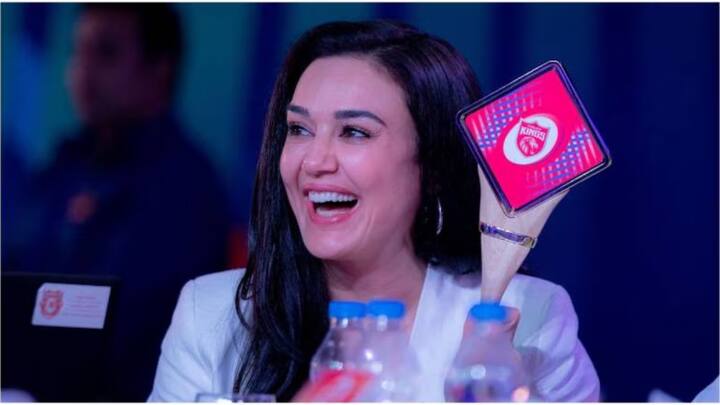 पंजाब किंग्स के मालिक प्रीति जिंटा के अलावा नेस वाडिया, मोहित वर्मन और करण पाल है. जबकि मुंबई इंडियंस के मालिक मुकेश अंबानी हैं. साथ ही मुकेश अंबानी रिलायंस इंडस्ट्रीज के ऑनर हैं. (फोटो क्रेडिट- सोशल मीडिया)
