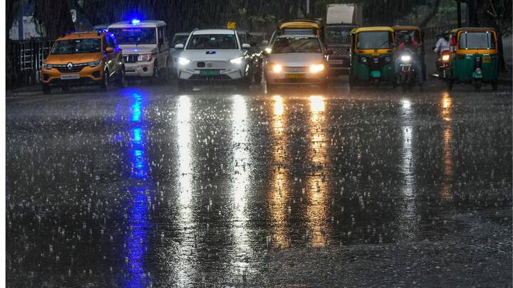 সোমবার বৃষ্টি সামান্য বাড়বে উত্তরবঙ্গের পার্বত্য এলাকায়। দার্জিলিং এবং জলপাইগুড়িতে দমকা ঝড় বাতাসের গতিবেগ ৪০ থেকে ৫০ কিলোমিটার হতে পারে।