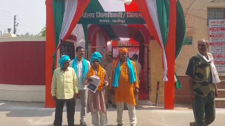 Lok Sabha Election 2024 UP Ghazipur independent candidate ram kuber fill nomination form ann ई रिक्शा चालक ने भरा अफजाल अंसारी और पारसनाथ राय के खिलाफ पर्चा, कहा- चुनाव जीता तो...
