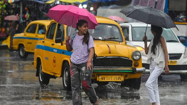 সোমবার পর্যন্ত বজ্রবিদ্যুৎসহ বৃষ্টির পূর্বাভাস রয়েছে। আগামী ৪৮ ঘণ্টায় কালবৈশাখী ও ভারী বৃষ্টিপাতের সম্ভাবনা দক্ষিণবঙ্গে। উত্তরবঙ্গে বৃষ্টির তীব্রতা কম থাকবে।