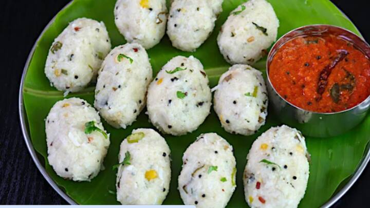 ஊற வைத்த அவலை கைகளால் மசித்துக் கொள்ளவும். இதனுடன் சிறிது பொடியாக நறுக்கிய கொத்தமல்லி இலைகளை சேர்க்கவும். அரை கப், துருவிய தேங்காய், கொழுக்கட்டைக்கு தேவையான அளவு உப்பு சேர்த்து, தாளித்து வைத்துள்ள வெங்காயம் உள்ளிட்ட பொருட்களையும் இதனுடன் சேர்த்து நன்றாக பிசையவும்.