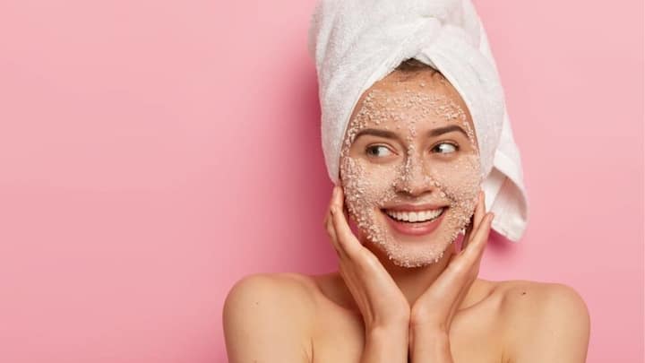 Skin Care: चेहरे पर स्क्रब करने से चेहरे की गंदगी दूर होती है और पिंपल्स से छुटकारा मिलता है. लेकिन इसका दिन भर में कितनी बार इस्तेमाल करना सही होता है.