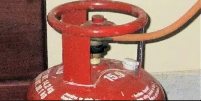 ਹੁਣ ਭਾਰਤ ਵਿੱਚ ਲਗਭਗ ਹਰ ਘਰ ਵਿੱਚ ਰਸੋਈ ਵਿੱਚ ਰਸੋਈ ਵਿੱਚ ਗੈਸ ਸਿਲੰਡਰ ਦੀ ਵਰਤੋਂ ਕੀਤੀ ਜਾਂਦੀ ਹੈ। ਸਰਕਾਰ ਗਰੀਬਾਂ ਅਤੇ ਲੋੜਵੰਦਾਂ ਨੂੰ ਗੈਸ ਸਿਲੰਡਰ ਮੁਹੱਈਆ ਕਰਵਾਉਣ ਲਈ ਪ੍ਰਧਾਨ ਮੰਤਰੀ ਉੱਜਵਲਾ ਯੋਜਨਾ ਵੀ ਚਲਾ ਰਹੀ ਹੈ।