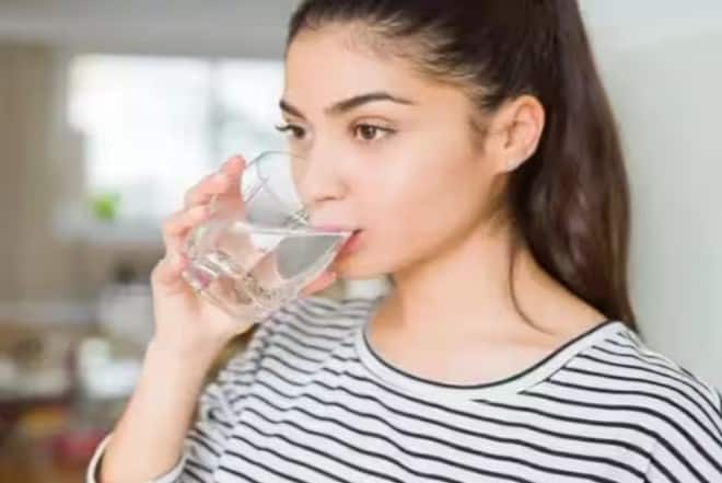 health-tips-how-long-should-wait-to-drink-water-after-eating-know-right-time Water After Meal: જમ્યા બાદ ક્યારેય ના પીવો પાણી, નહીં તો આવશે ગંભીર પરિણામ, જાણો પાણી પીવાની યોગ્ય રીત