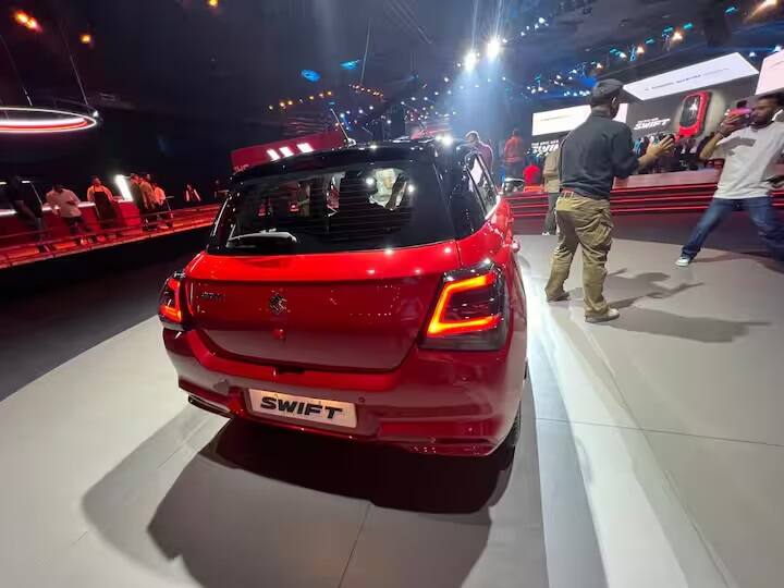 ડિઝાઇનના સંદર્ભમાં, મારુતિ સુઝુકીએ સ્વિફ્ટનો આકાર જાળવી રાખ્યો છે, જેનાથી તેને સરળતાથી ઓળખી શકાય છે. આ ઉપરાંત, ગ્રીલ, હેડલેમ્પ અને પાછળના દરવાજાના હેન્ડલની પ્લેસમેન્ટ જેવી કેટલીક વિગતો પણ બદલવામાં આવી છે અને તે હવે થોડી વધુ પ્રીમિયમ લાગે છે.