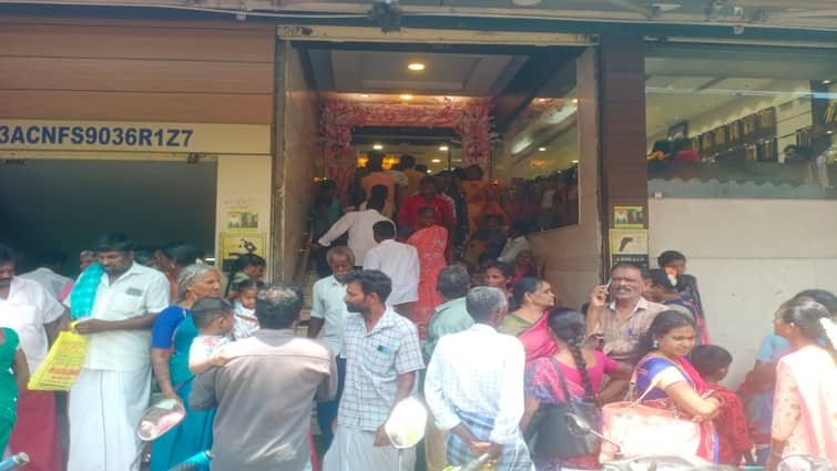 Akshaya Tritiya 2024 people buy jewelery despite the scorching sun of Tiruvannamalai - TNN Akshaya Tritiya 2024:  கொளுத்தும் வெயிலையும் பொருட்படுத்தாமல் நகை வாங்கும் மக்கள்