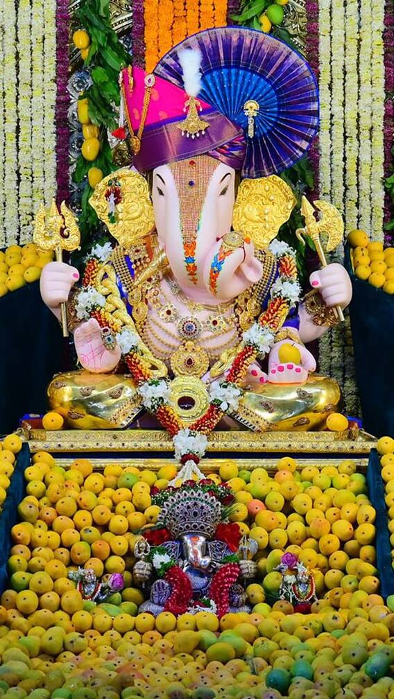 अक्षय्य तृतीये निमित्त दगडूशेठला रत्नागिरीच्या हापूस आंब्यांचा महानैवेद्य !