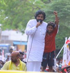 In Pics: పిఠాపురంలో పవన్ కల్యాణ్ భారీ రోడ్‌ షో, జనాల్లో జోష్ చూసేయండి - ఫోటోలు