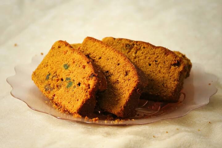 தேவையான பொருட்கள் : பேரீட்சைப்பழம் - 1/2 கப் விதை நீக்கியது , காய்ந்த திராட்சை, டூட்டி ப்ரூட்டி, செர்ரி, வால்நட் - 1 1/2 கப், மைதா - 1 கப், பேக்கிங் பவுடர் - 1 தேக்கரண்டி, பேக்கிங் சோடா - 1 தேக்கரண்டி, உப்பு - 1/4 தேக்கரண்டி, நாட்டு சர்க்கரை - 3/4 கப், உருக்கிய வெண்ணெய் - 1/2 கப், பால் - 1 கப் காய்ச்சி ஆறவைத்தது , வெண்ணிலா எசென்ஸ் - 1 தேக்கரண்டி, பட்டை தூள் - 1 தேக்கரண்டி, ஜாதிக்காய்