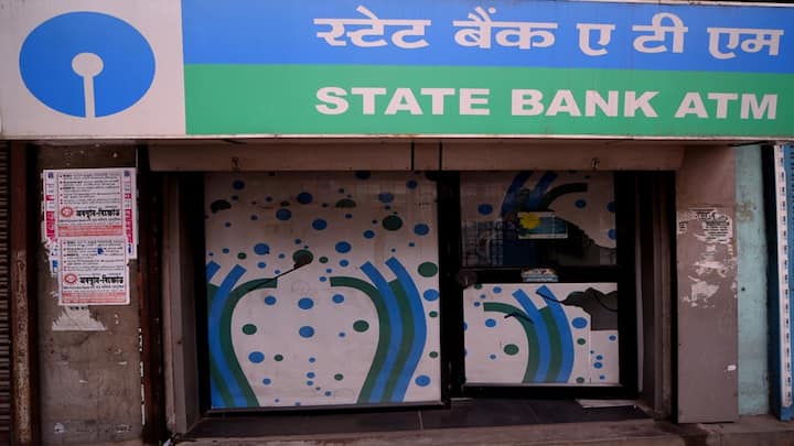ATM Card Annual Charges: એટીએમ સુવિધા ભારતમાં કાર્યરત તમામ બેંકો દ્વારા પૂરી પાડવામાં આવે છે. બેંક દ્વારા આપવામાં આવેલ એટીએમ કાર્ડ કાયમ માટે મફત નથી. તમારે એટીએમ કાર્ડની વાર્ષિક ફી ચૂકવવી પડશે.