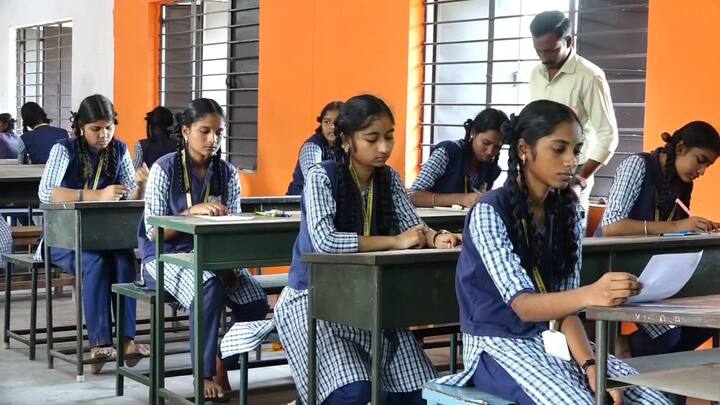 நடப்பாண்டு 10ம் வகுப்பு பொதுத்தேர்வை 8 லட்சத்து 94 ஆயிரத்து 264 பேர் எழுதினர். அவர்களில் 4 லட்சத்து 22 ஆயிரத்து 591 மாணவிகள் மற்றும் 3 லட்சத்து 96 ஆயிரத்து 152 என மொத்தம் 8 லட்சத்து 18 ஆயிரத்து 743 மாணவர்கள் தேர்ச்சி அடைந்துள்ளனர். 10ம் வகுப்பு பொதுத்தேர்வை எழுதிய 260 சிறைவாசிகளில், 228 பேர் தேர்ச்சி பெற்றுள்ளனர்.