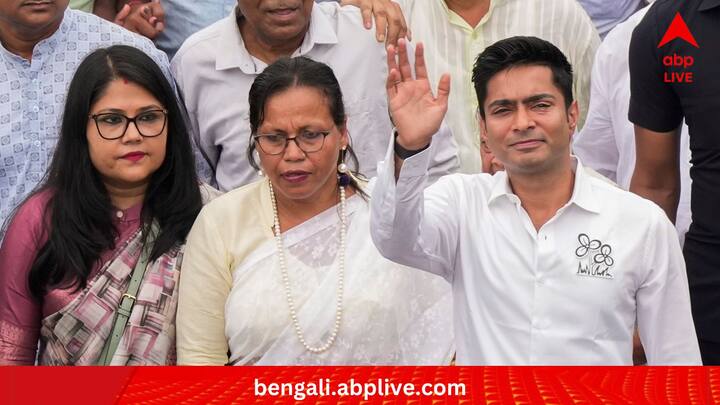 রাজ্যপালকে উদ্দেশ করেও তোপ দাগতে শোনা যায় তাঁকে। বলেন, ওঁর এত ভয় কেন? এই যে CCTV ফুটেজ উনি কালকে দেখিয়েছেন নাটকের মতো যে অভিযোগ করেছে অভিযোগকারিণীকে আরও অসম্মানিত করেছেন উনি। একটা মহিলার ওপর শ্লীলতাহানি করে সে কাঁদতে কাঁদতে গেট থেকে বেরিয়ে পুলিশের আউটপোস্টে যাচ্ছে অভিযোগ করতে সেটা আপনি জনসমক্ষে দেখাচ্ছেন। আপনি করিডরের ভিডিও দেখান না।' (ছবি:PTI)