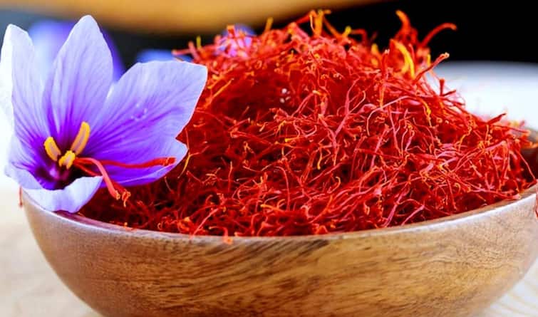 price of Indian saffron has increased significantly kesar prices latest news business news भारतीय केशरला सोन्याचा दर, 1 किलोसाठी तब्बल 4.95 लाख रुपये, दर वाढण्याचं कारण काय? 