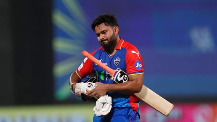 Rishabh Pant:Delhi Capitals (DC) captain Rishabh Pant has been suspended for one match for breaching the Code of Conduct. Rishabh Pant: બેંગલુરુ સામેની  મેચમાં નહી રમી શકે દિલ્હી કેપિટલ્સનો કેપ્ટન ઋષભ પંત, જાણો શું છે કારણ?