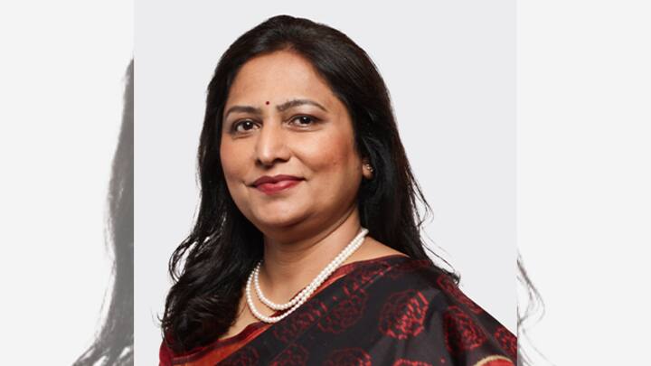 মুকেশ আম্বানির স্ত্রী নীতা আম্বানির মতো পেজ থ্রিতে নিয়মিত দেখা যায় না প্রীতিকে। বিখ্যাত স্বামীর পাশে সচরাচর দেখা যায় না তাঁকে। জনসমক্ষেও সেভাবে আসেন না। ছবি: ট্যুইটার হ্যান্ডল থেকে সংগৃহীত।