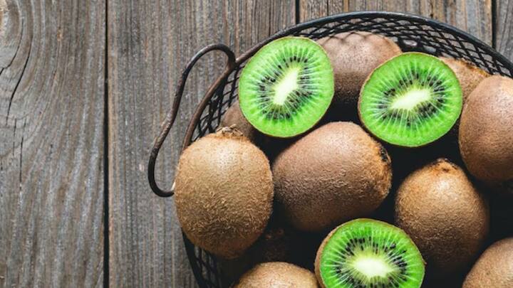 कीवी विटामिन और एंटीऑक्सीडेंट्स का अच्छी सोर्स माना जाता है. यह इम्यूनिटी बढ़ाने में मदद करता है. इससे डेंगू जैसी बीमारियों में भी फायदा होता है.
