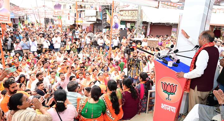 अनुराग ठाकुर ने कहा कि भी 10 साल में प्रधानमंत्री के नरेंद्र मोदी के नेतृत्व वाली सरकार ने बेहतरीन काम करके दिखाए हैं. आज पूरे विश्व में भारत का डंका बज रहा है. बच्चा-बच्चा भारतीय जनता पार्टी के साथ है और ऐसे में जीत की हैट्रिक लगन तय है.