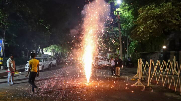 सीएम आवास के बाहर मौजूद भारी संख्या में कार्यकर्ताओं ने अरविंद केजरीवाल का घर पहुंचते ही उनके समर्थन में जिंदाबाद के नारे लगाए और पटाखे जलाए.