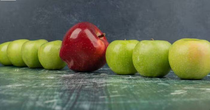 ਡਾਇਬਟੀਜ਼ ਰੋਗੀਆਂ ਨੂੰ ਕਿਹੜਾ ਸੇਬ ਖਾਣਾ ਚਾਹੀਦਾ ਹੈ, ਹਰਾ ਜਾਂ ਲਾਲ? ਹਰੇ ਸੇਬ ਦੀ ਵਿਸ਼ੇਸ਼ਤਾ ਇਹ ਹੈ ਕਿ ਇਸ ਵਿੱਚ ਭਰਪੂਰ ਮਾਤਰਾ ਵਿੱਚ ਐਂਟੀਆਕਸੀਡੈਂਟ ਹੁੰਦੇ ਹਨ। ਇਸ ਲਈ ਡਾਇਬਟੀਜ਼ ਦੇ ਮਰੀਜ਼ਾਂ ਨੂੰ ਇਸ ਨੂੰ ਸ਼ਾਮਲ ਕਰਨਾ ਚਾਹੀਦਾ ਹੈ।