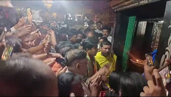 అమ్మవారి హారతి తీసుకుంటూ..