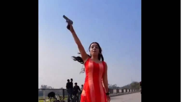 UP lady Video Influencer Dances With Gun For Instagram Reel On Lucknow Highway Police Reacts Watch Video: நடுரோட்டில் துப்பாக்கியுடன் ரீல்ஸ் செய்த சிம்ரன்! காவல்துறை தந்த ரிப்ளை - வைரலாகும் வீடியோ