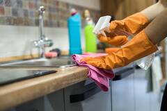 Kitchen Cleaning Tips: आपके किचन की भी टाइल्स पड़ रही है काली, तो इन चीजों का जरूर करें इस्तेमाल, चमकेगा हर एक कोना