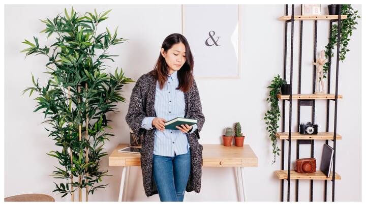 चुनें सुकून भरे रंग: अपने कमरे के लिए हल्के रंग चुनें जैसे कि सॉफ्ट ब्लू या लाइट ग्रीन. ये रंग आंखों को आराम देते हैं और दिमाग को शांत करते हैं.