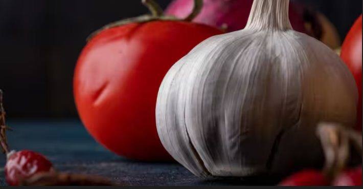 ਖਾਲੀ ਪੇਟ ਲਸਣ ਖਾਣ ਦੇ ਕਈ ਫਾਇਦੇ ਹਨ। ਜਿਨ੍ਹਾਂ ਲੋਕਾਂ ਨੂੰ ਗੈਸ ਅਤੇ ਕਬਜ਼ ਦੀ ਸਮੱਸਿਆ ਹੈ, ਉਨ੍ਹਾਂ ਨੂੰ ਸਵੇਰੇ ਖਾਲੀ ਪੇਟ ਲਸਣ ਦੀਆਂ ਕਲੀਆਂ ਦਾ ਸੇਵਨ ਕਰਨਾ ਚਾਹੀਦਾ ਹੈ।