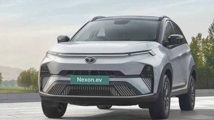 टाटा नेक्सन ईवी में भी वॉयस कमांड देने से ही इलेक्ट्रिक सनरूफ का फीचर ऑन-ऑफ हो जाता है. इस कार की एक्स-शोरूम प्राइस 14.49 लाख रुपये से शुरू है और 19.49 लाख रुपये तक जाती है.