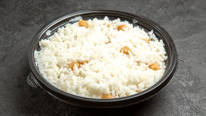 গরমের সময় ভাত খেলে বেশ অস্বস্তি হয়। কারণ ভাত ও তরকারি থেকে পেট গরম হওয়ার আশঙ্কা থাকে।(ছবি ঋণ - ফ্রিপিক)