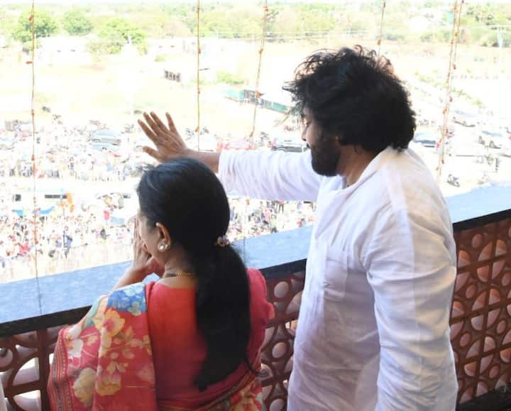 సురేఖతో కలిసి అభిమానులకు పవన్ అభివాదం