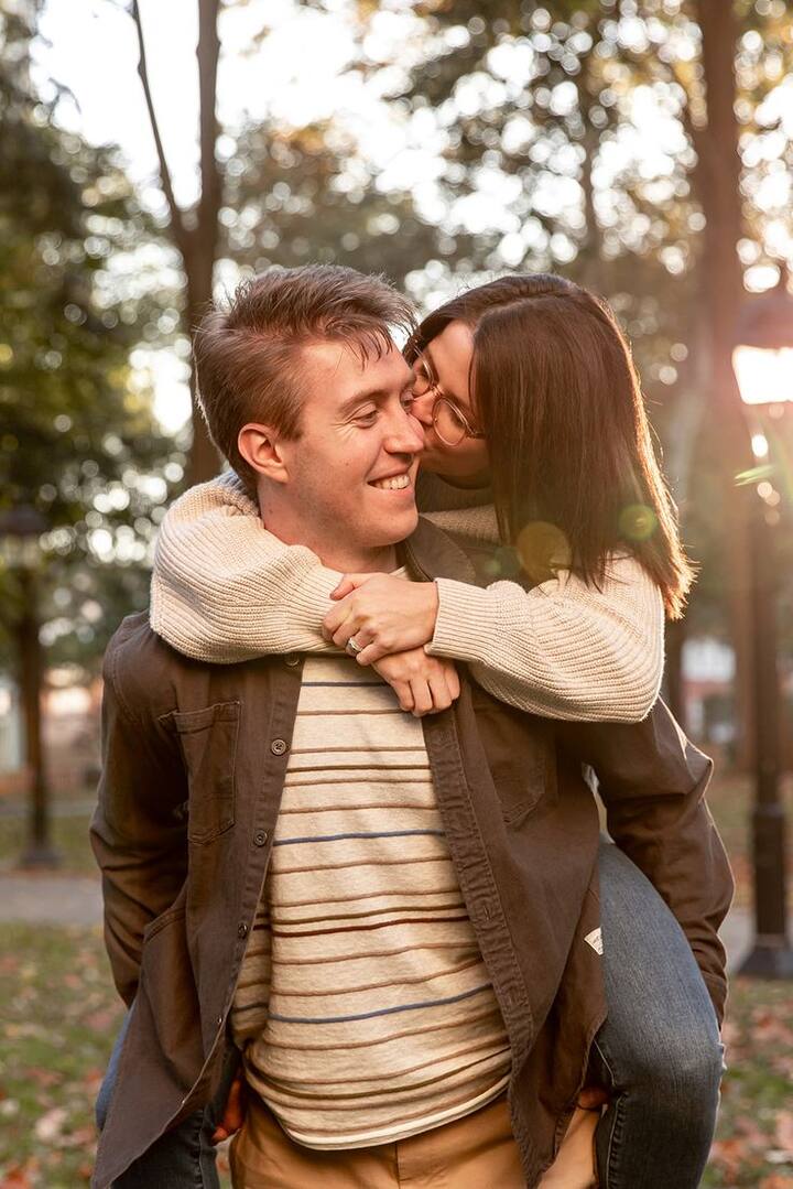 प्यार और करियर के बीच संतुलन बनाना एक मुश्किल लेकिन जरूरी काम है. एक पर बहुत अधिक ध्यान दिया जाए, तो दूसरा हाथ से बाहर निकल सकता है. खासतौर से आज के आधुनिक समय में, एक संपन्न करियर और एक हेल्दी लव लाइफ के बीच संतुलन बनाना बहुत चुनौतीपूर्ण हो सकता है. इसलिए यहां हम आपको कुछ आसान तरीके बता रहे हैं, जिनकी मदद से आप अपने जीवन के दोनों अहम भागों पर बराबर ध्यान दे सकते हैं.