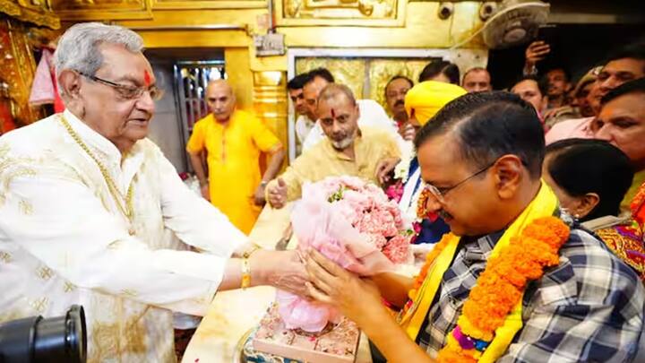 Delhi Hanuman Mandir News: દિલ્હીના મુખ્યમંત્રી અરવિંદ કેજરીવાલ શનિવારે AAP માટે ચૂંટણી પ્રચાર શરૂ કરતા પહેલા હનુમાન મંદિર પહોંચ્યા અને બજરંગ બલીના દર્શન કર્યા હતા.