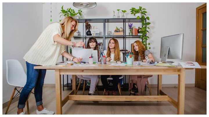 लगाएं प्रेरणादायक पोस्टर: अपनी पसंदीदा तस्वीरें और प्रेरक विचार वाले पोस्टर दीवार पर लगाएं. ये आपको पढ़ाई के लिए प्रेरित करने में मदद करेंगे.