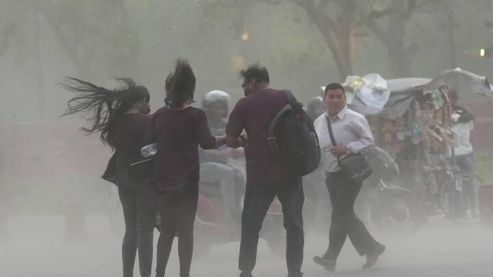 Delhi NCR Storm: मौसम कार्यालय के मुताबिक, दिल्ली में शनिवार (11 मई, 2024) को आंधी-तूफान के साथ बारिश हो सकती है और अधिकतम एवं न्यूनतम तापमान क्रमश: 39 से 29 डिग्री के बीच रहने की संभावना है.