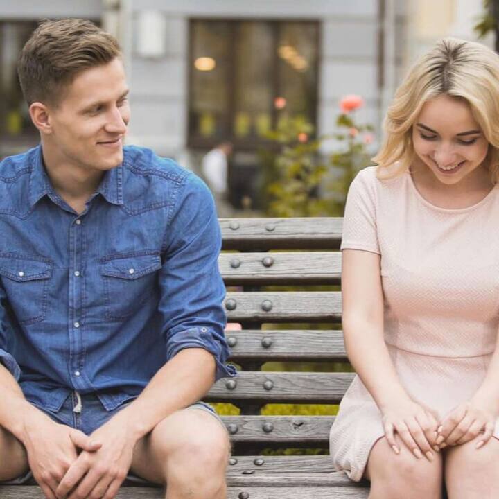 किसी भी प्रेम संबंध का शुरुआती कदम होता है एक-दूसरे को बेहतर तरीके से जानना. क्योंकि इंट्रोवर्ट लोग आम तौर पर शांत और सहज होते हैं, इसलिए कभी-कभी उन्हें समझ पाना चुनौतीपूर्ण हो सकता है. इतना ही नहीं, ये खुद भी अपनी भावनाएं व्यक्त कर पाने में देर करते हैं और कई बार तो असफल भी रहते हैं. इसलिए ऐसे लोगों के लिए हम कुछ आसान तरीके लेकर आए हैं, जिन्हें अपनाकर वे अपनी भावनाओं को आसानी से व्यक्त कर सकेंगे.