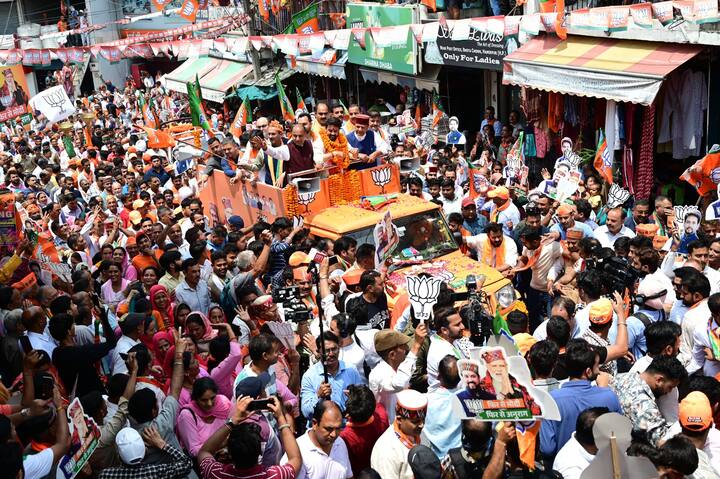 इस दौरान केंद्रीय मंत्री अनुराग ठाकुर ने कहा कि प्रधानमंत्री नरेंद्र मोदी और भारतीय जनता पार्टी ने उन्हें पांचवीं बार अपना प्रत्याशी बनाया है. वह अपनी जीत को लेकर आश्वस्त हैं.