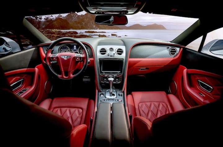 கார் இன்டீரியரையும் (Interior) செக் பண்ண வேண்டும். ஸ்டேரிங் , பேனல், சீட் குஷன், சீட் கவர் எதுவும் பழுதாகியுள்ளதா அல்லது புதிதாக மாற்றப்பட்டுள்ளதா? என்பதை கவனிக்கவும்.