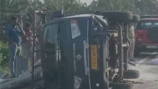 Andhra Pradesh auto accident in 7 crores of money when people came and saw Accident: சாலையில் கவிழ்ந்த சரக்கு வாகனம்! ரோட்டில் கொட்டிக் கிடந்த 7 கோடி - ஆந்திராவில் பரபரப்பு