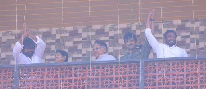 బాల్కనీ నుంచి ప్రజలకు అభివాదం