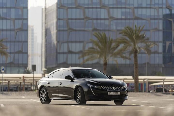 கார் வாங்கும் போது, காரின் லுக், பெயிண்ட் ஆகியவற்றை பார்க்க வேண்டும். சீராக ஒரே கலரில் பெயிண்ட் உள்ளதா? சொட்டை உள்ளதா? ஸ்க்ராட்ச் உள்ளதா? என்பதையும் ஆராய வேண்டும்.