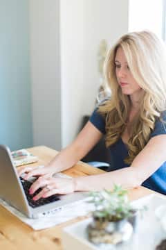 Work Life Balance: काम के चक्कर में कहीं दूर न हो आपसे आपका पार्टनर, इस तरह करें वर्कलाइफ बैलेंस