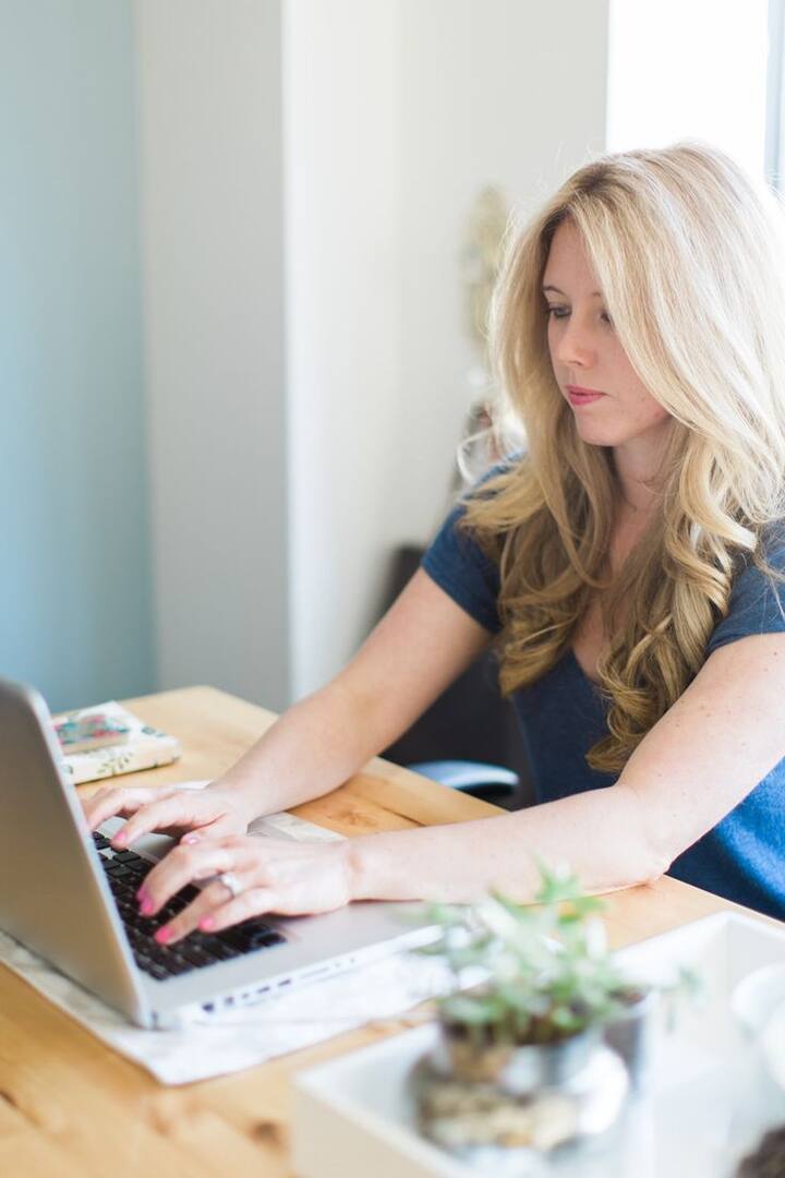 रिश्ते की शुरुआत में ही स्पष्ट सीमाएं निर्धारित करें. काम और निजी जीवन के बीच एक सीमा का होना बहुत जरूरी है. उदाहरण के लिए, अपने साथी को बताएं कि दिन के कुछ घंटे केवल काम के लिए होंगे जब आप व्यक्तिगत मुद्दों पर ध्यान नहीं दे सकते. इससे आपसी टकराव नहीं होगा.